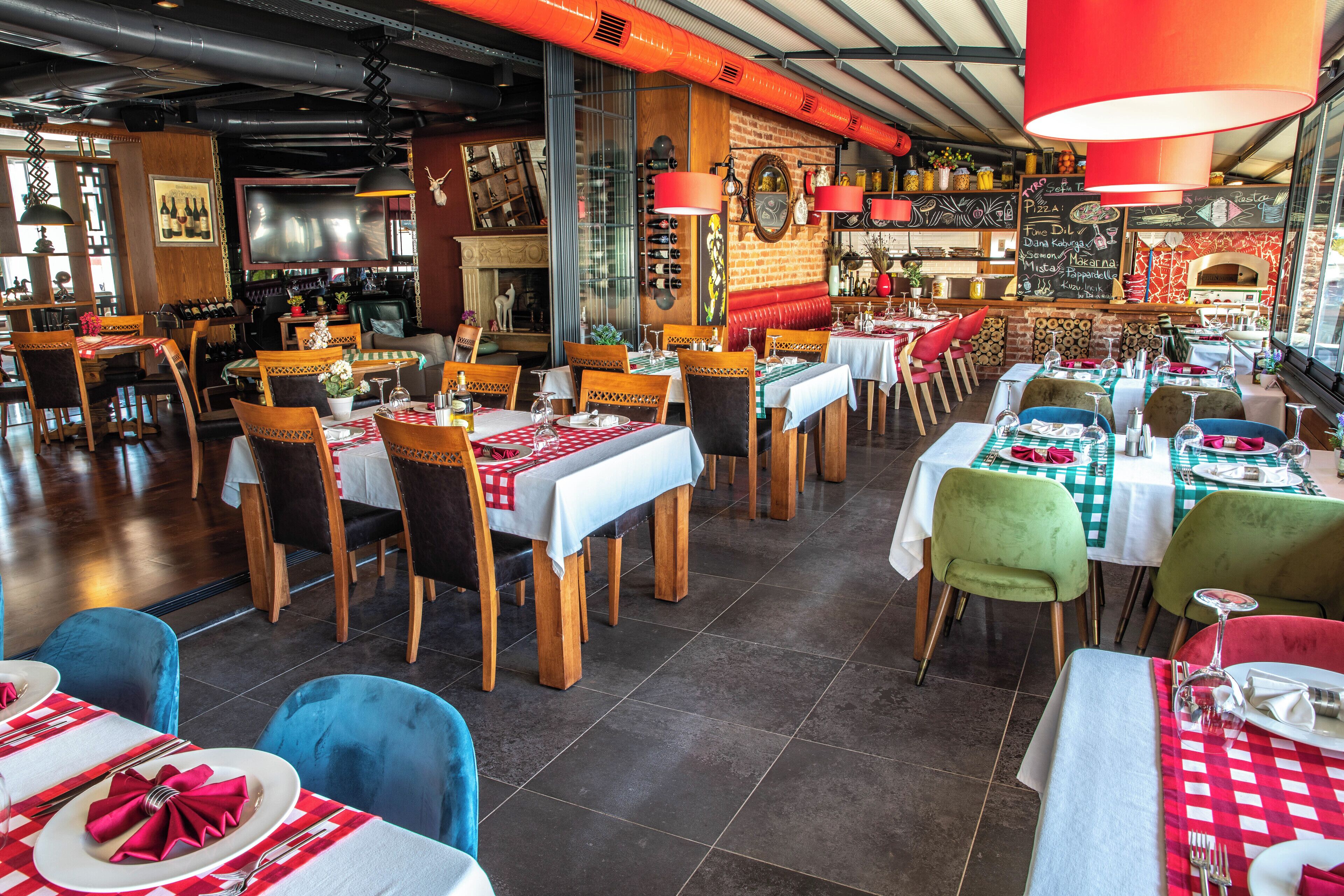 2 restaurants, lunch served