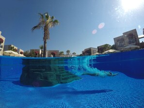 Piscina externa, guarda-sóis