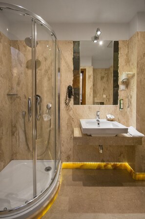 Standard Room | Bathroom | Free toiletries, hair dryer, towels, soap - Hotel Rubinstein (Kraków)