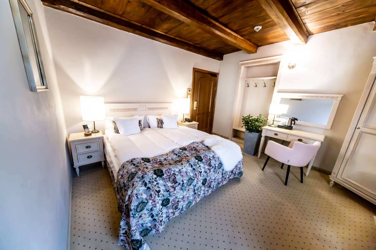 Standard Room | Egyptian cotton sheets, premium bedding, down duvets, pillow-top beds