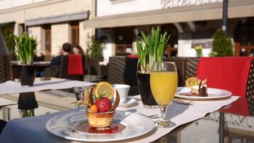 Ein Esstisch mit Dessert, Saftglas und Tasse.