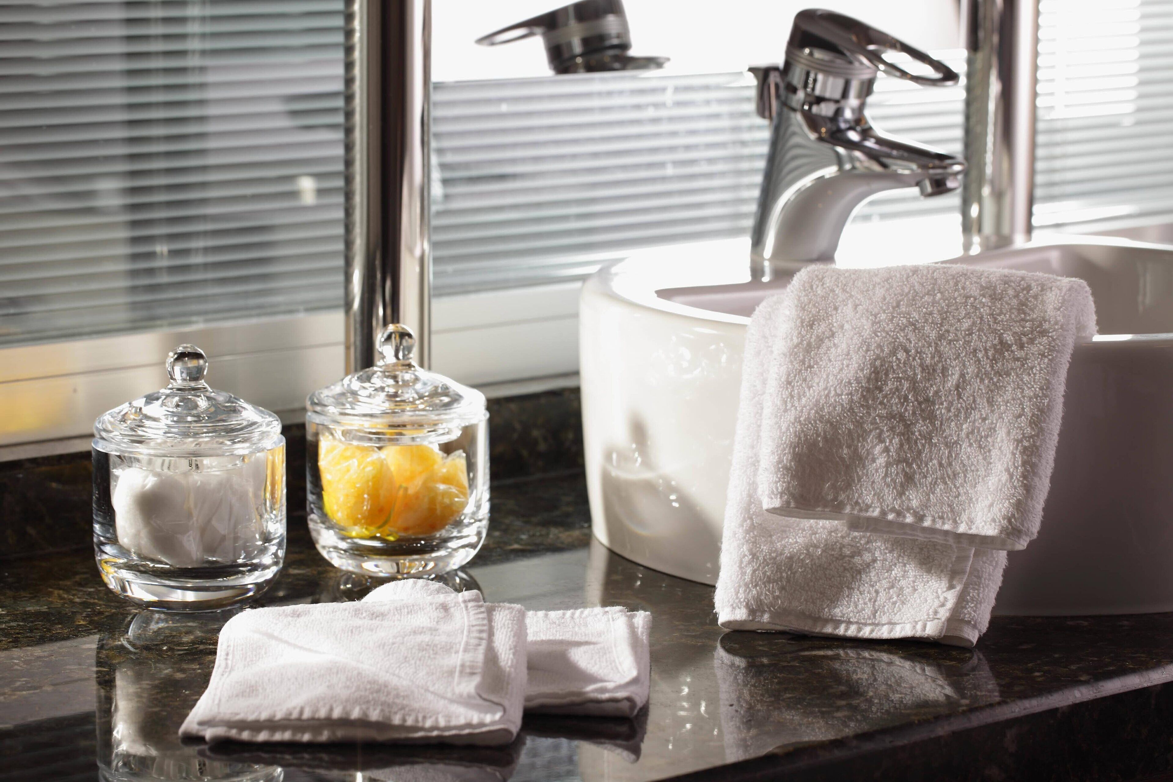 executive suite, 1 king bed, city view | bathroom | hair dryer, bathrobes, slippers, towels