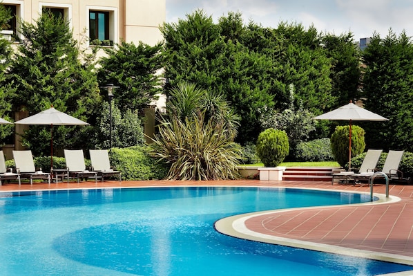 Piscine couverte, 2 piscines extérieures, parasols de plage