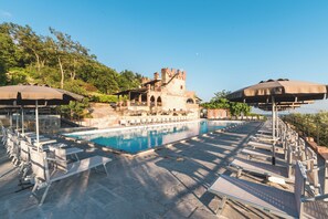 2 piscinas al aire libre (de 08:30 a 19:30), sombrillas, tumbonas