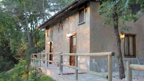 A stone building with a wooden porch and a metal railing. - Ippotur Medieval Resort (Castelnuovo Magra)
