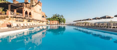 2 piscine all'aperto, ombrelloni da piscina, lettini