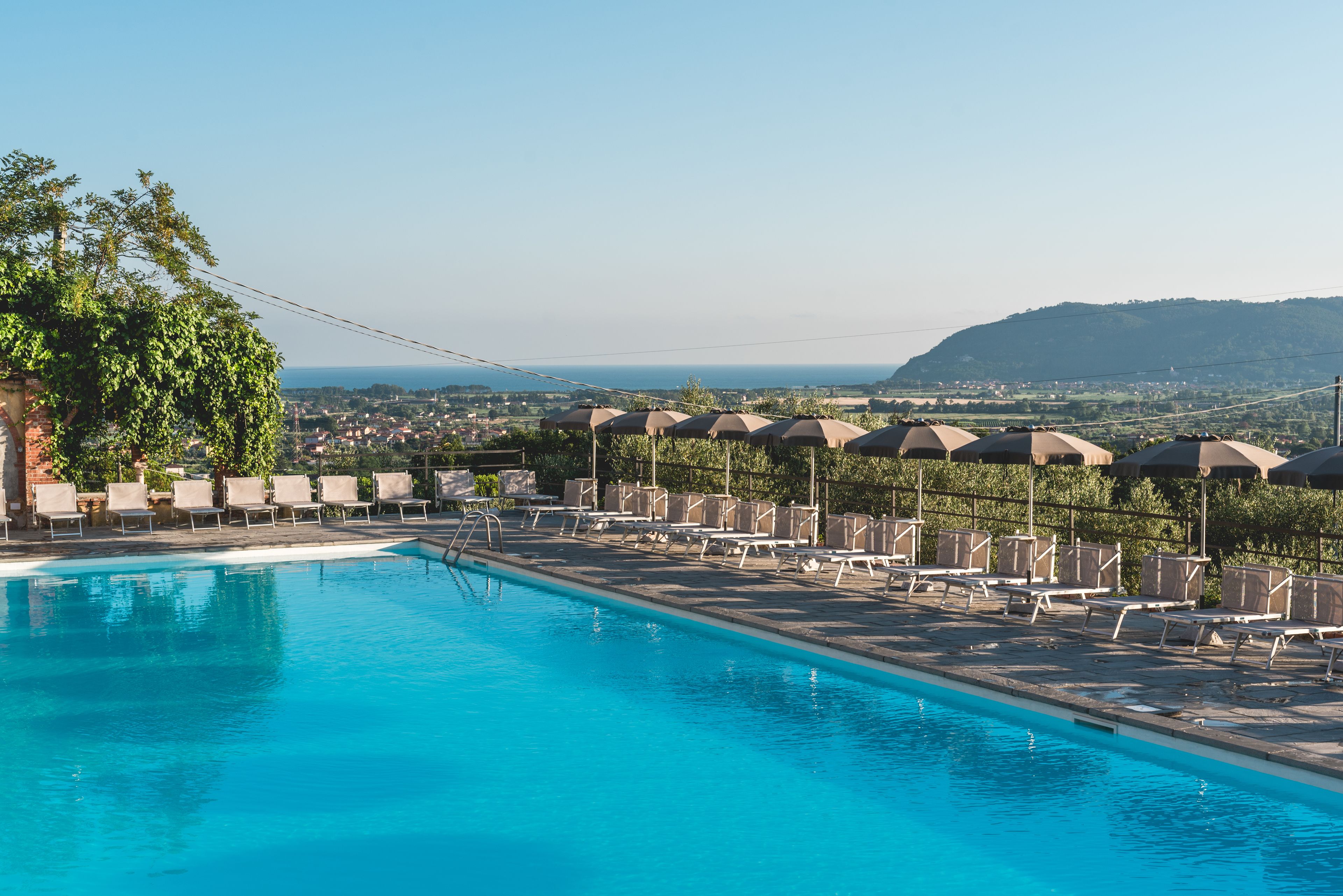 2 piscines extérieures, parasols de plage, chaises longues