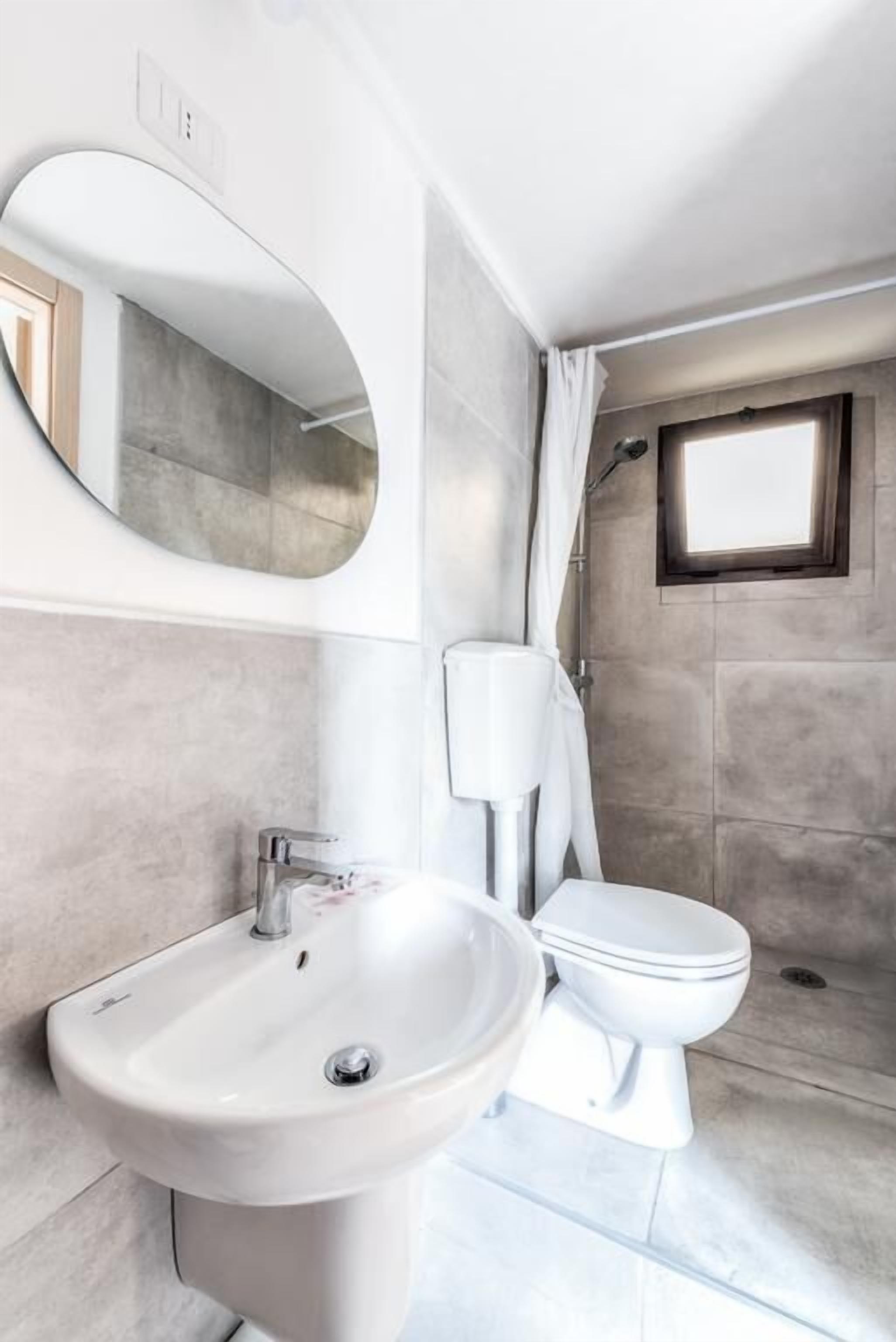 Ein modernes Badezimmer mit Waschbecken, Toilette und Dusche.