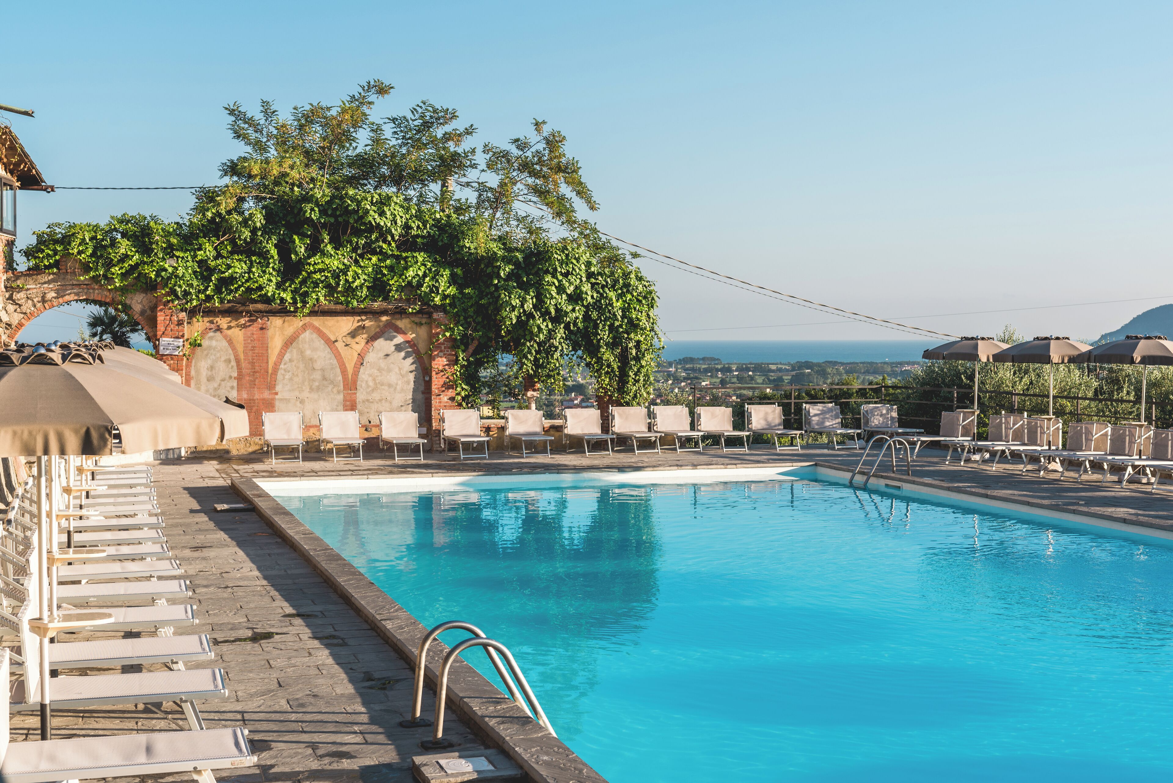 2 つの屋外プール、営業時間 8:30 ～ 19:30、プール パラソル、サンラウンジャー