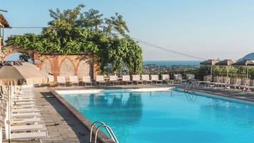 2 buitenzwembaden, parasols voor strand/zwembad