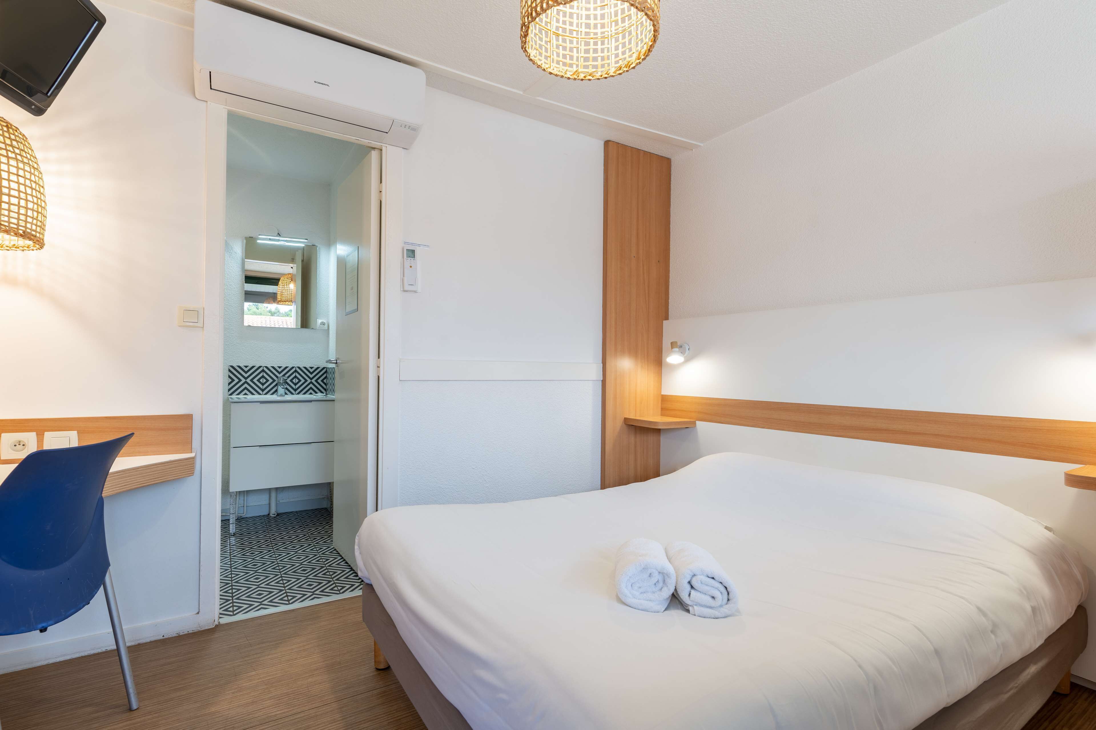 Standard Room, 1 Double Bed | Individually decorated, desk, laptop workspace, blackout drapes