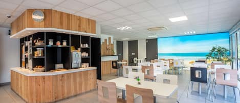 Petit déjeuner buffet (8.50 EUR par personne)