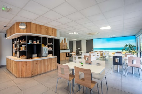 Petit déjeuner buffet servi tous les jours en supplément. Kyriad Direct Bordeaux Sud - Cestas