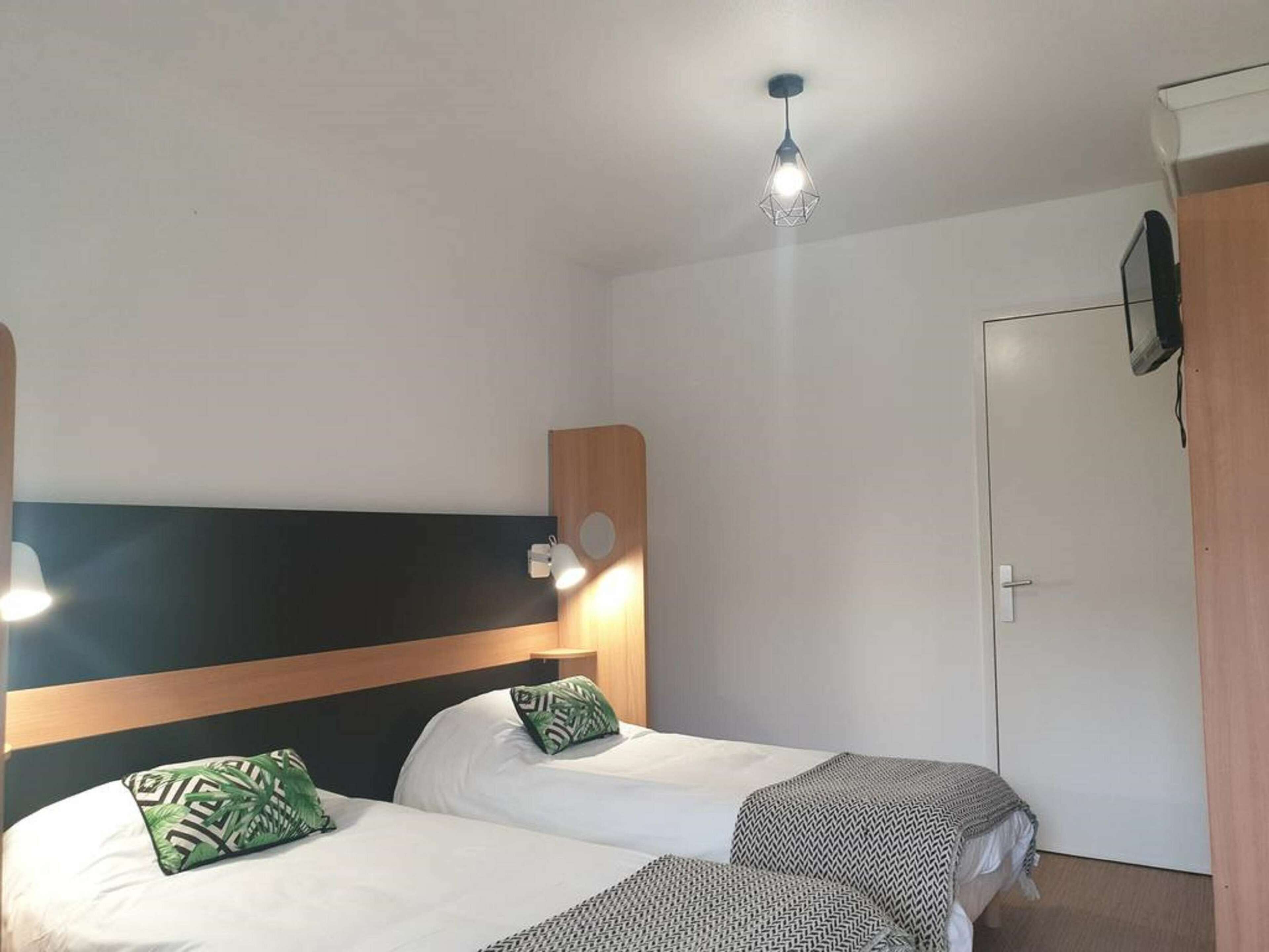 Decoración personalizada, escritorio y espacio para trabajar con laptop 