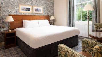 Habitación con 1 cama matrimonial o 2 individuales | Escritorio, tabla de planchar con plancha, wifi gratis y ropa de cama