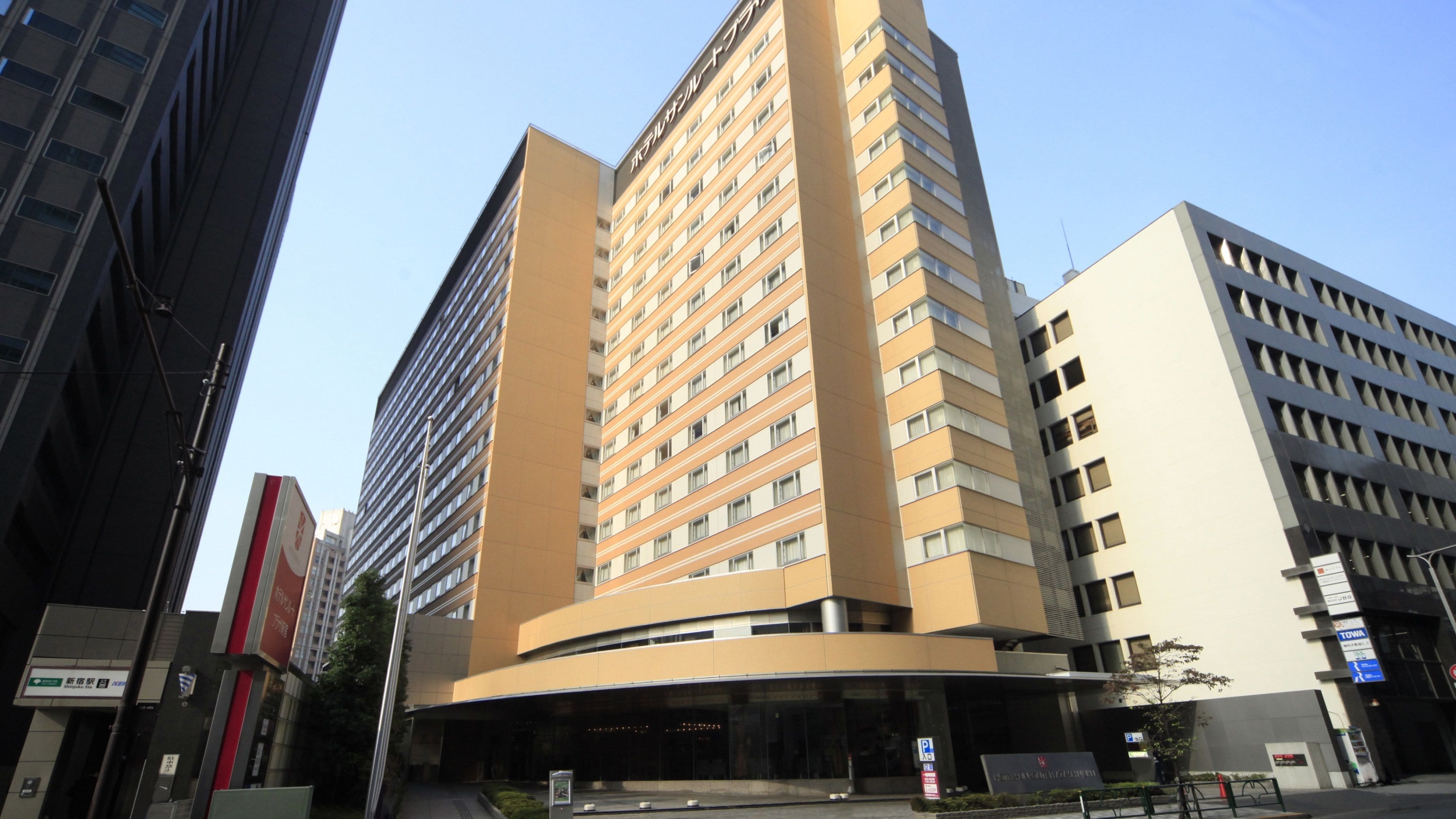 Un hotel moderno con una facciata curva, diversi piani e un ingresso ben visibile.