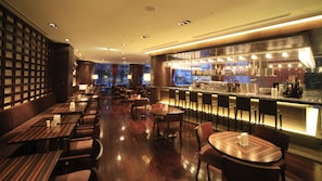2 restaurants, breakfast served