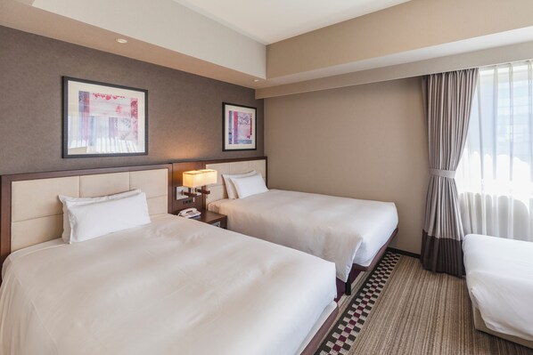 A hotel room with two beds, a nightstand with a lamp, and a window with curtains. - Hotel Sunroute Plaza Shinjuku (Tokyo)