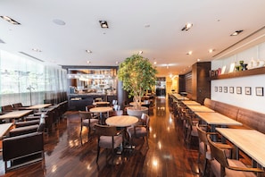 2 restaurants servant le petit déjeuner, le déjeuner et le dîner