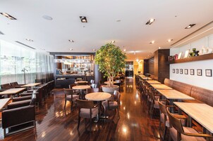 2 restaurants; breakfast, lunch, and dinner served