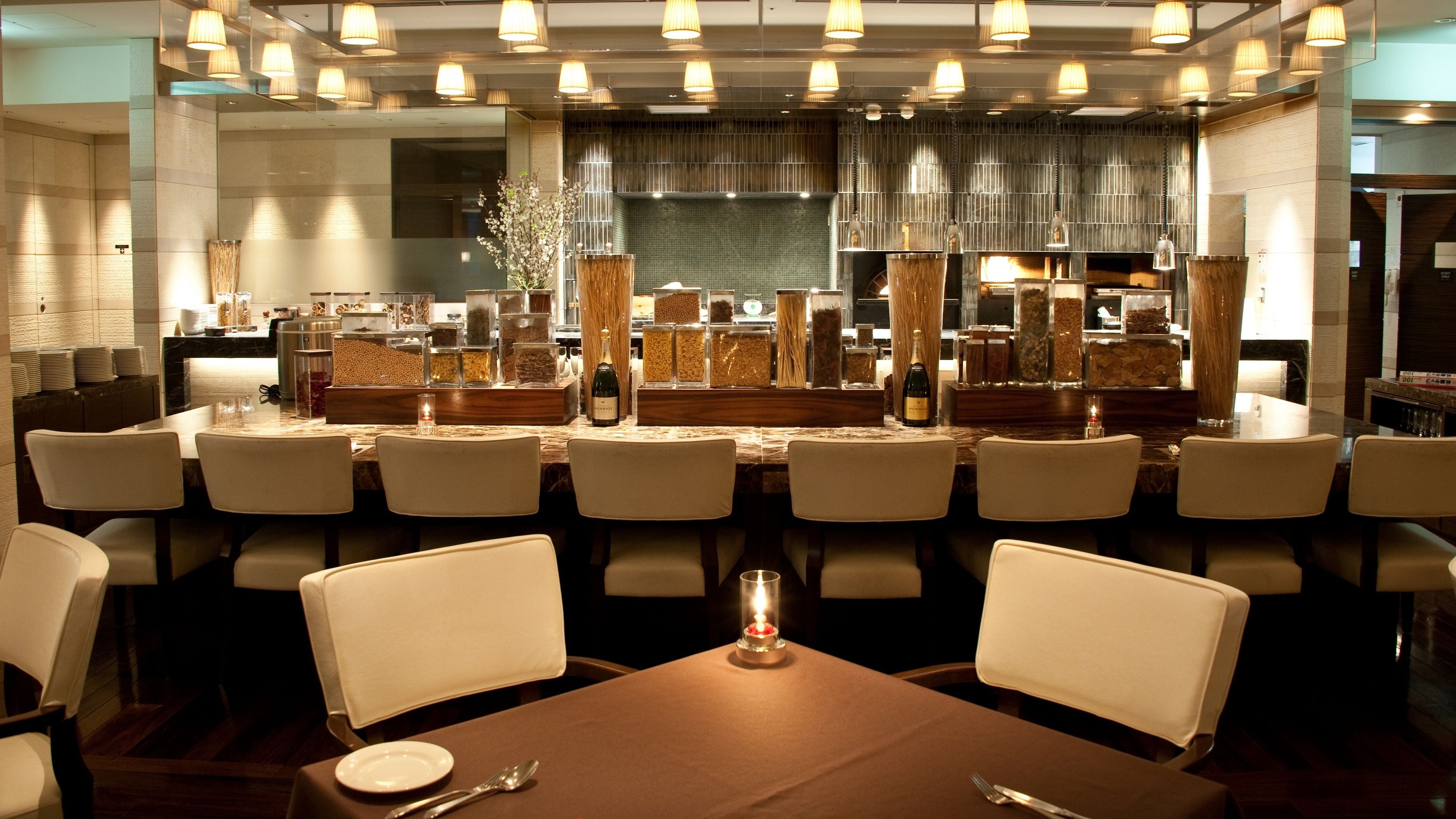 2 restaurants; breakfast, lunch, and dinner served