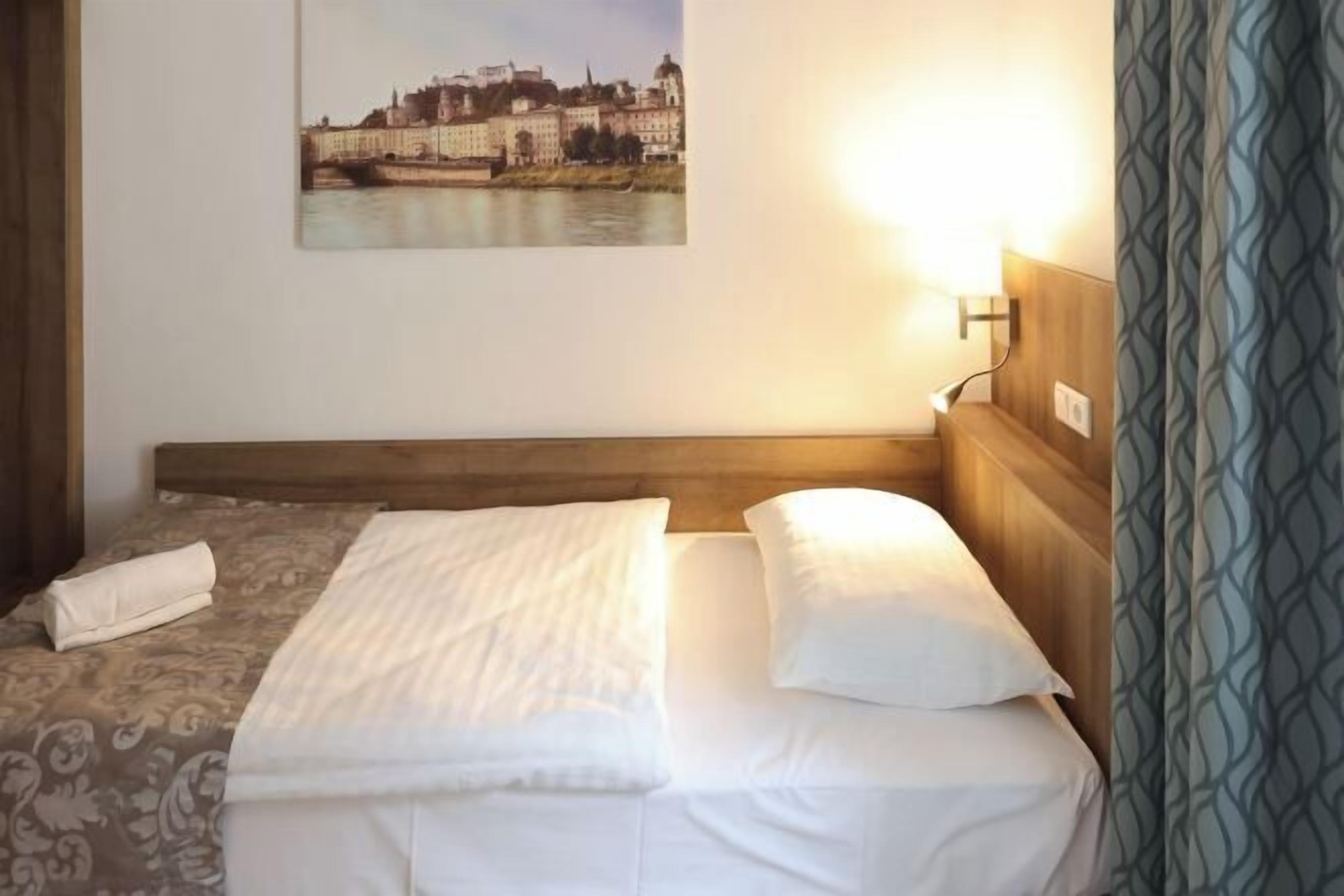 Roupas de cama antialérgicas, cofres nos quartos, escrivaninha