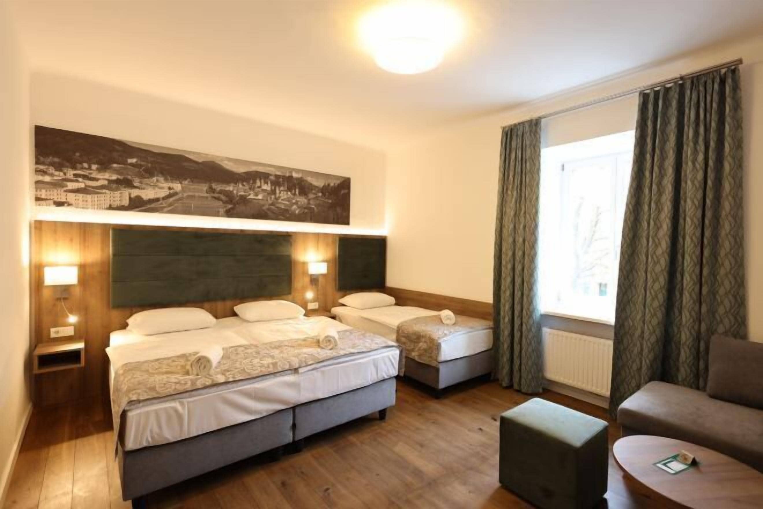 Roupas de cama antialérgicas, cofres nos quartos, escrivaninha