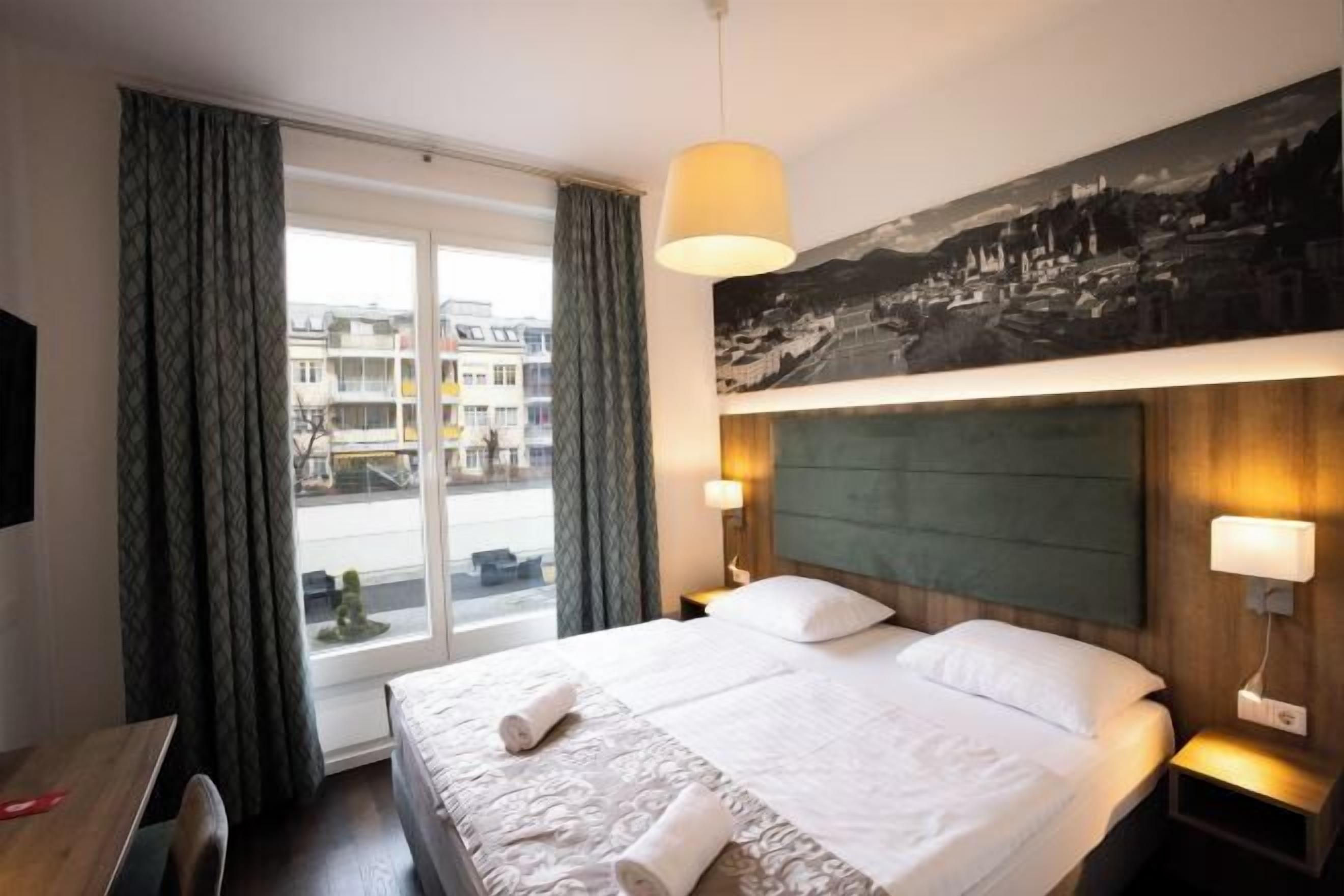 Roupas de cama antialérgicas, cofres nos quartos, escrivaninha