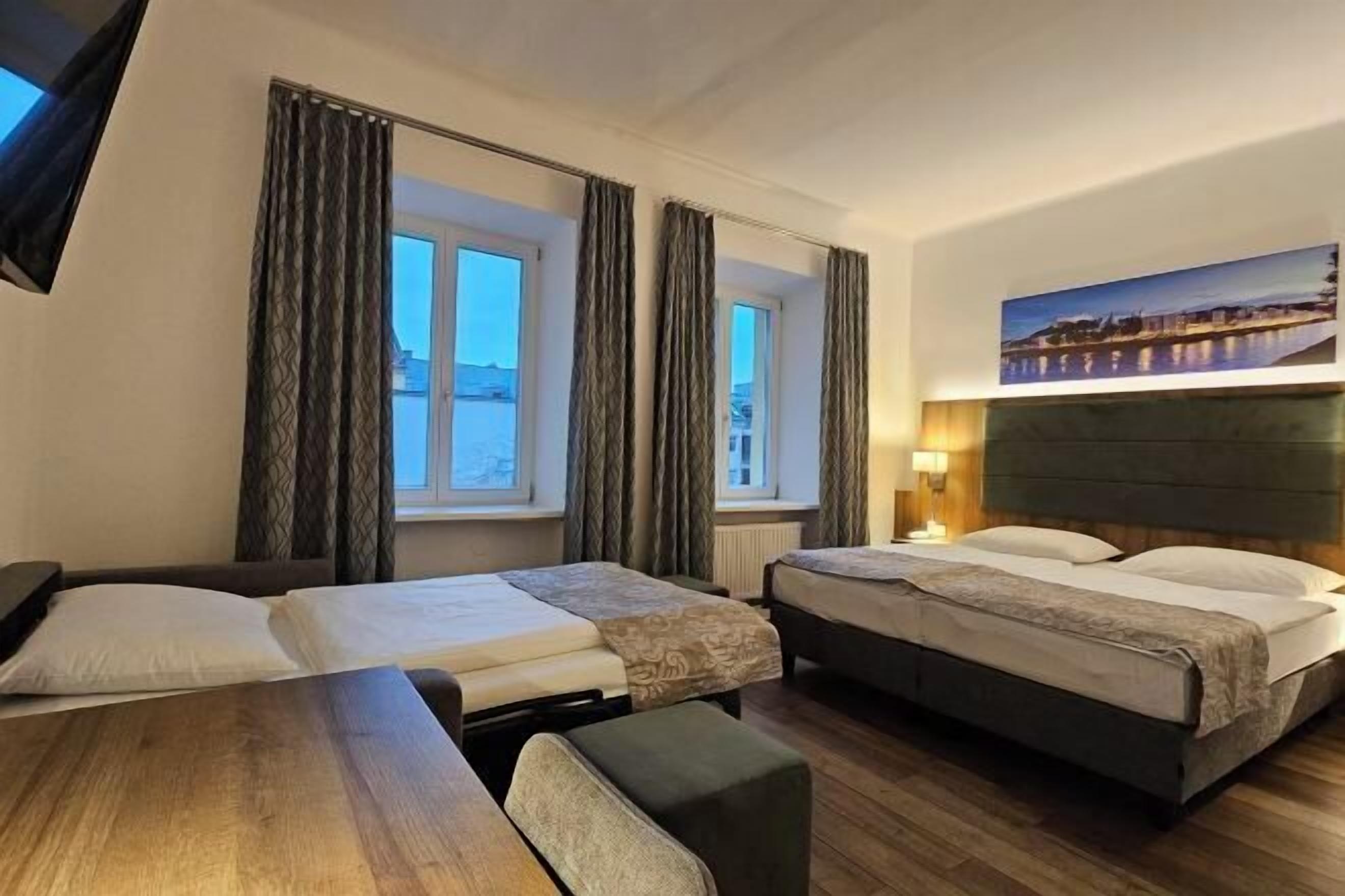 Roupas de cama antialérgicas, cofres nos quartos, escrivaninha