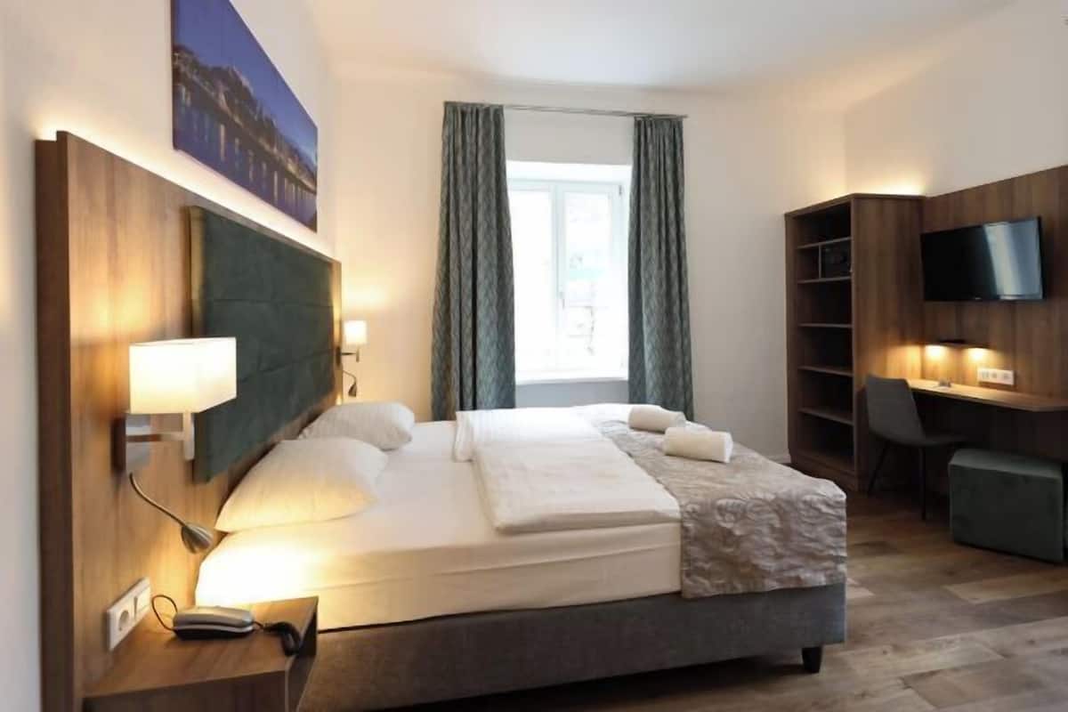 Literie hypoallergénique, coffres-forts dans les chambres, bureau