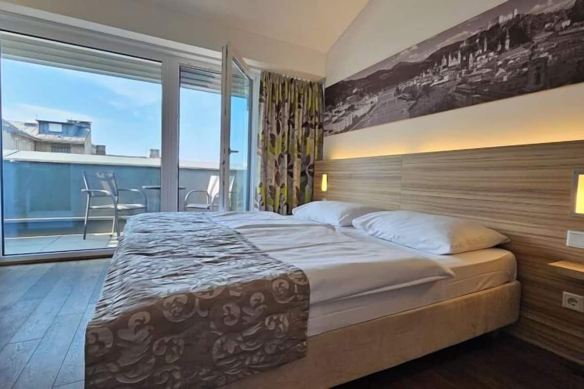 Hypo-allergenic bedding, in-room safe, desk, soundproofing