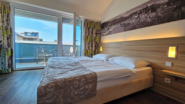 Habitación doble Confort, 1 habitación, para no fumadores, balcón | Ropa de cama hipoalergénica y caja de seguridad en la habitación 