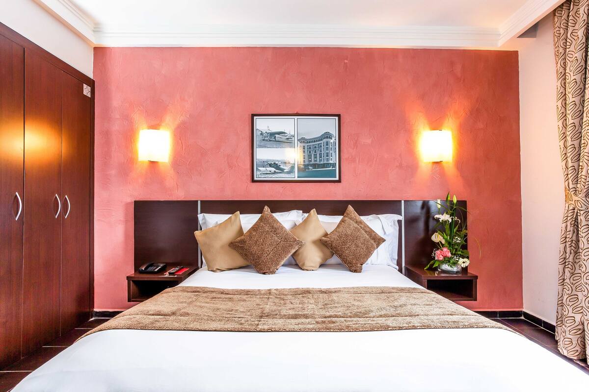 combined shower/bathtub, free toiletries, towels