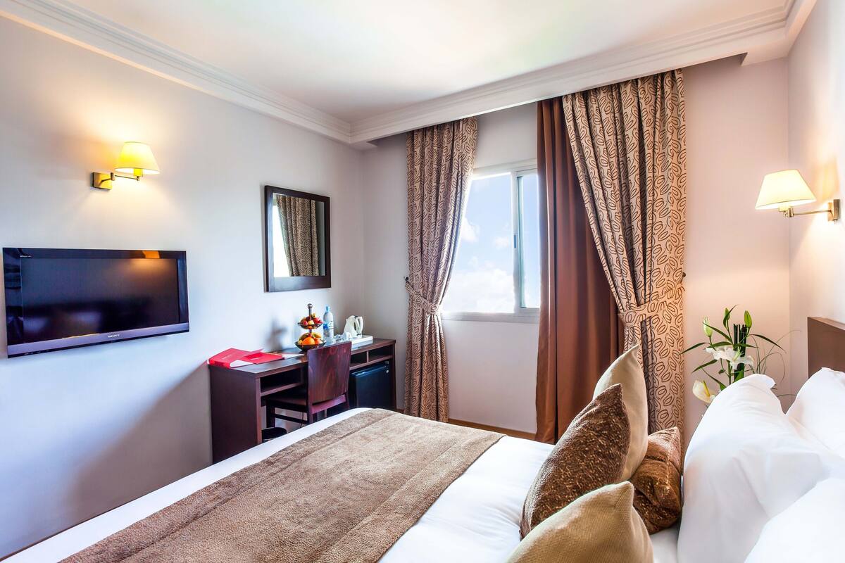 Soundproofing, free WiFi, bed sheets