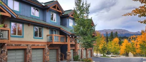 Condo classique, 2 chambres | Façade de lâhĂ©bergement