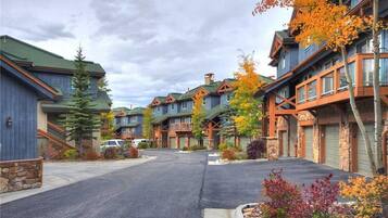 Classic Condo, 2 Bedrooms | Property grounds
