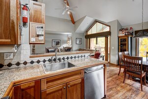 Refrigerador con freezer, microondas, placa de cocina, lavavajillas