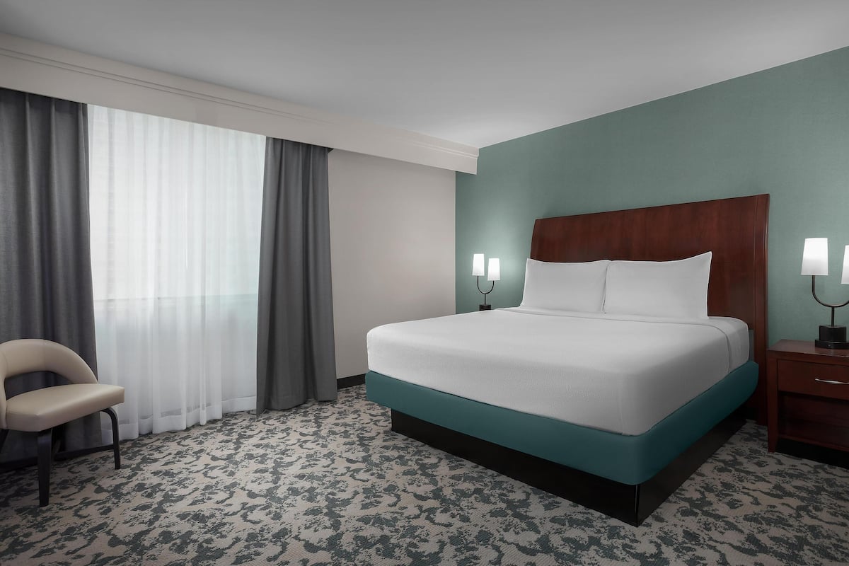 1 slaapkamer, luxe beddengoed, een bureau, een laptopwerkplek