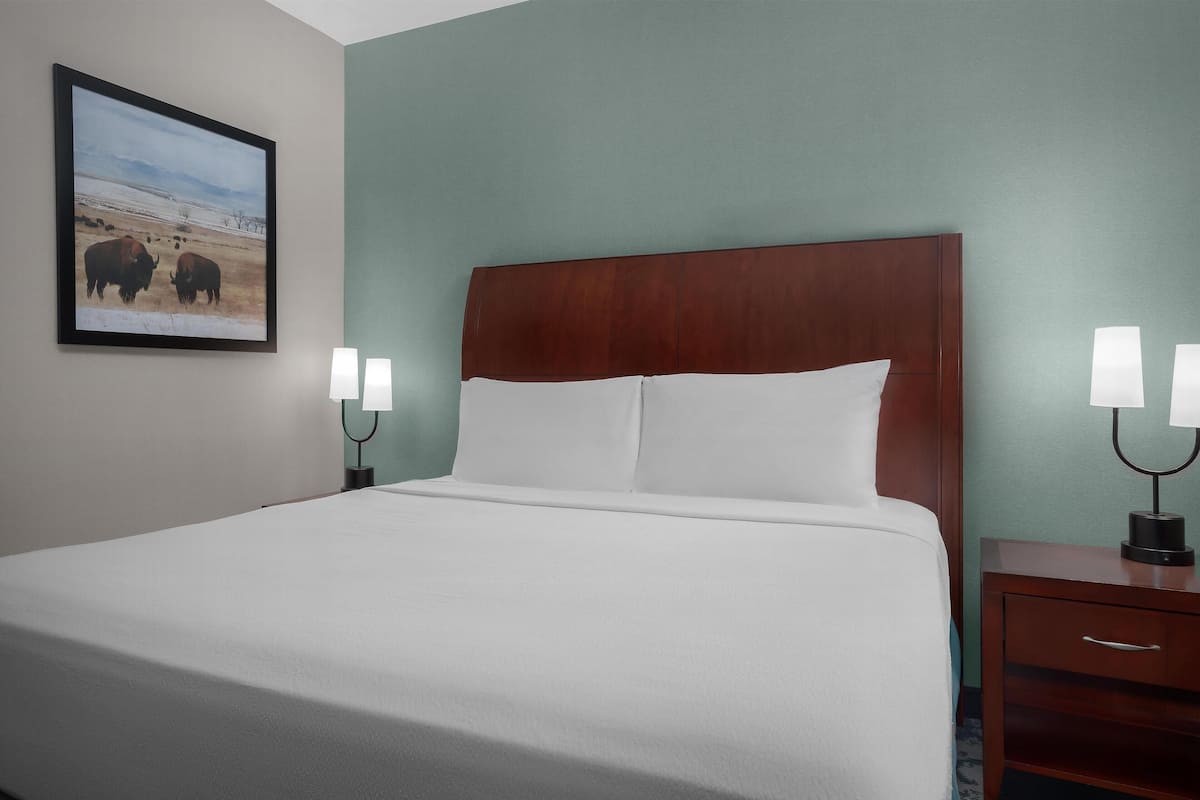 Rom – standard, 1 kingsize-seng | Sengetøy av topp kvalitet, skrivebord og skrivebord for bærbar PC