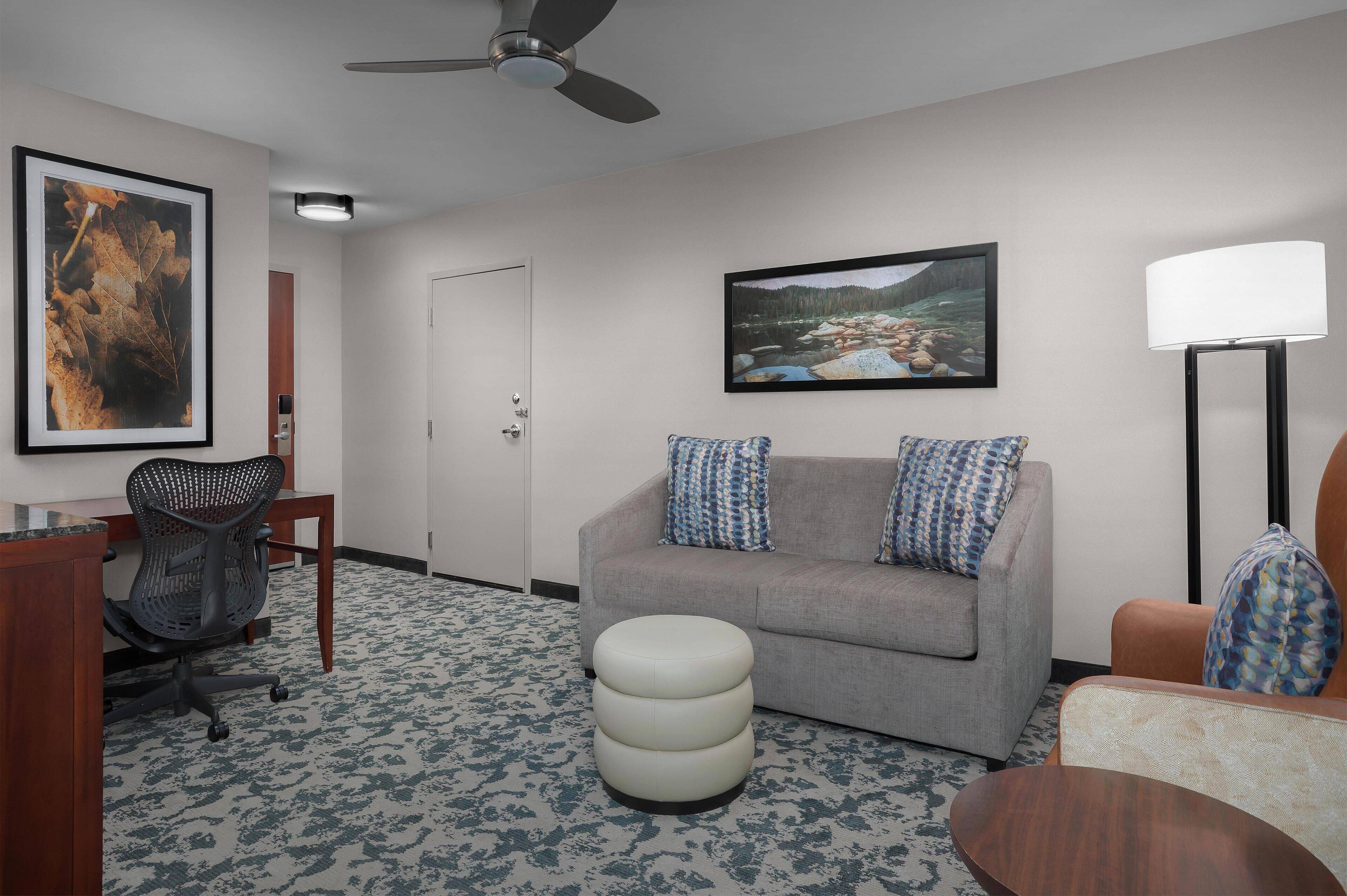 Suite – junior, 1 kingsize-seng med sovesofa | Sengetøy av topp kvalitet, skrivebord og skrivebord for bærbar PC