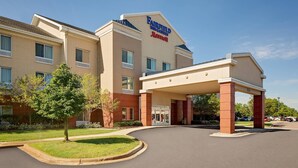 Un hotel Fairfield Inn & Suites con entrada cubierta y estacionamiento.