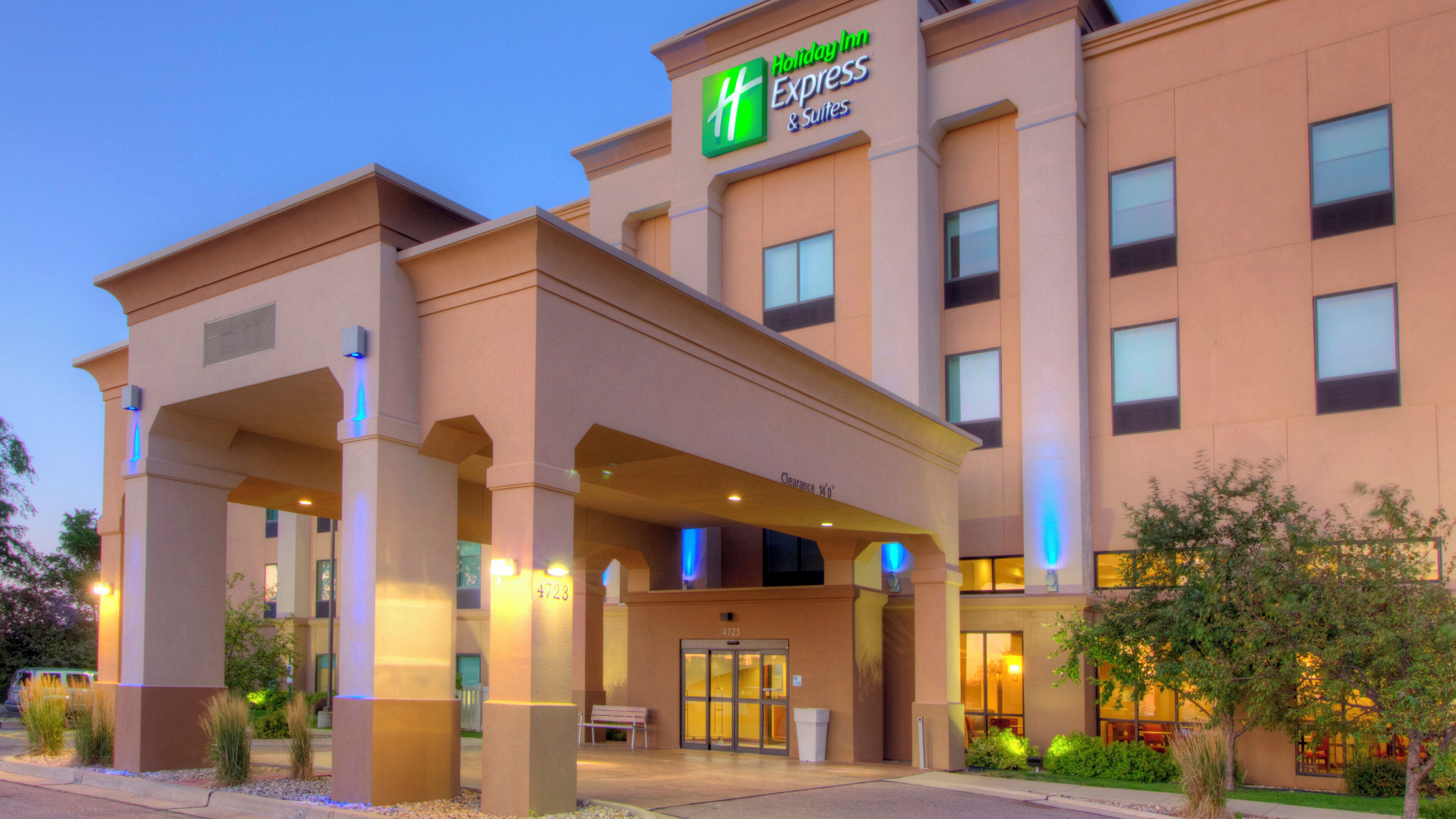 Um hotel Holiday Inn Express com entrada desobstruída, área externa coberta e placa com o nome do hotel.