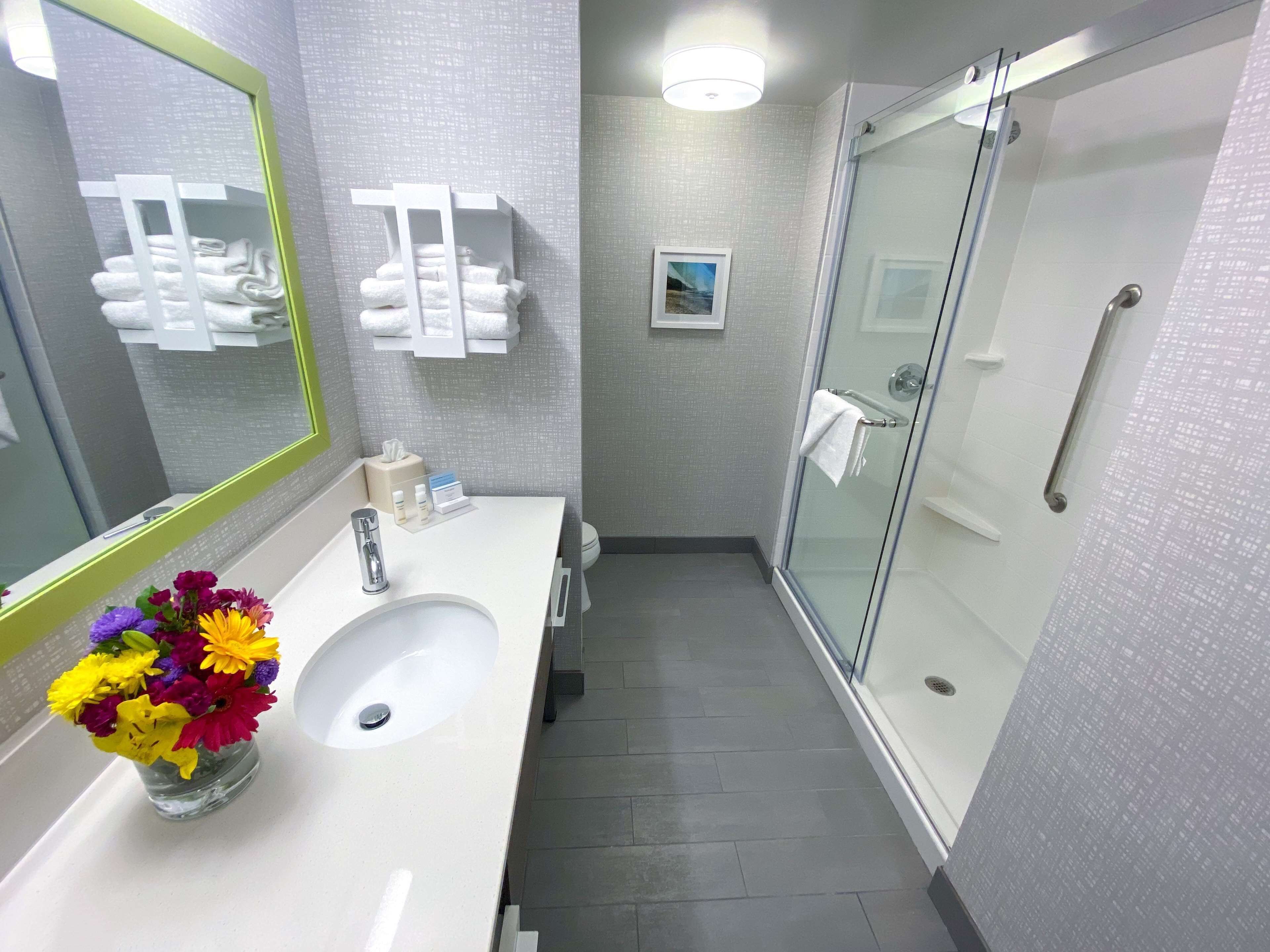 combined shower/bathtub, free toiletries, hair dryer, towels