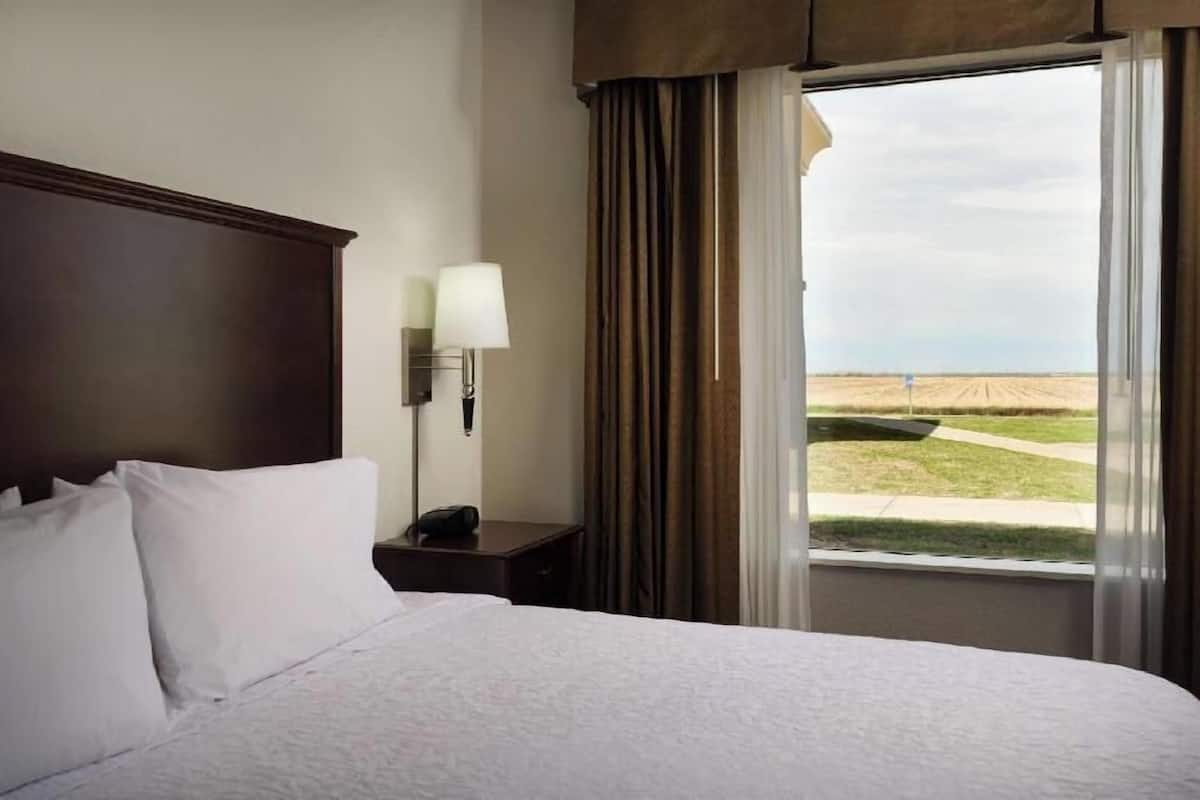 Caja de seguridad en la habitación y tabla de planchar con plancha