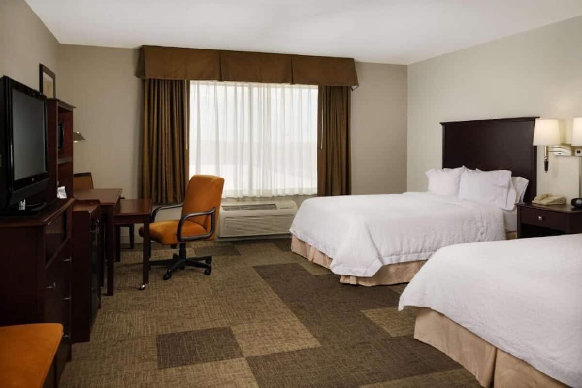 Caja de seguridad en la habitación y tabla de planchar con plancha