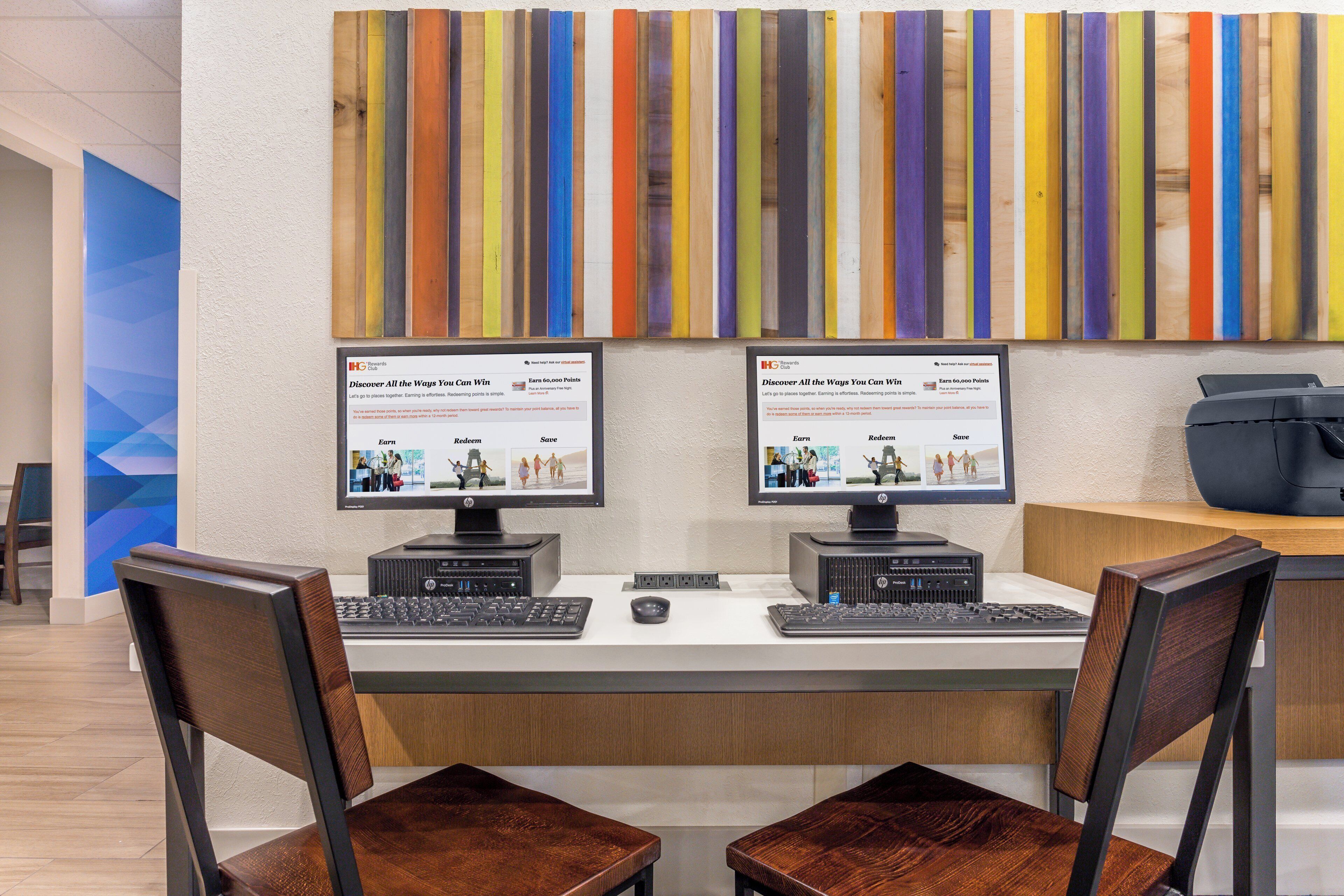 Un espacio de trabajo con dos computadoras HP ProDesk 3000, dos teclados, dos ratones y dos sillas.