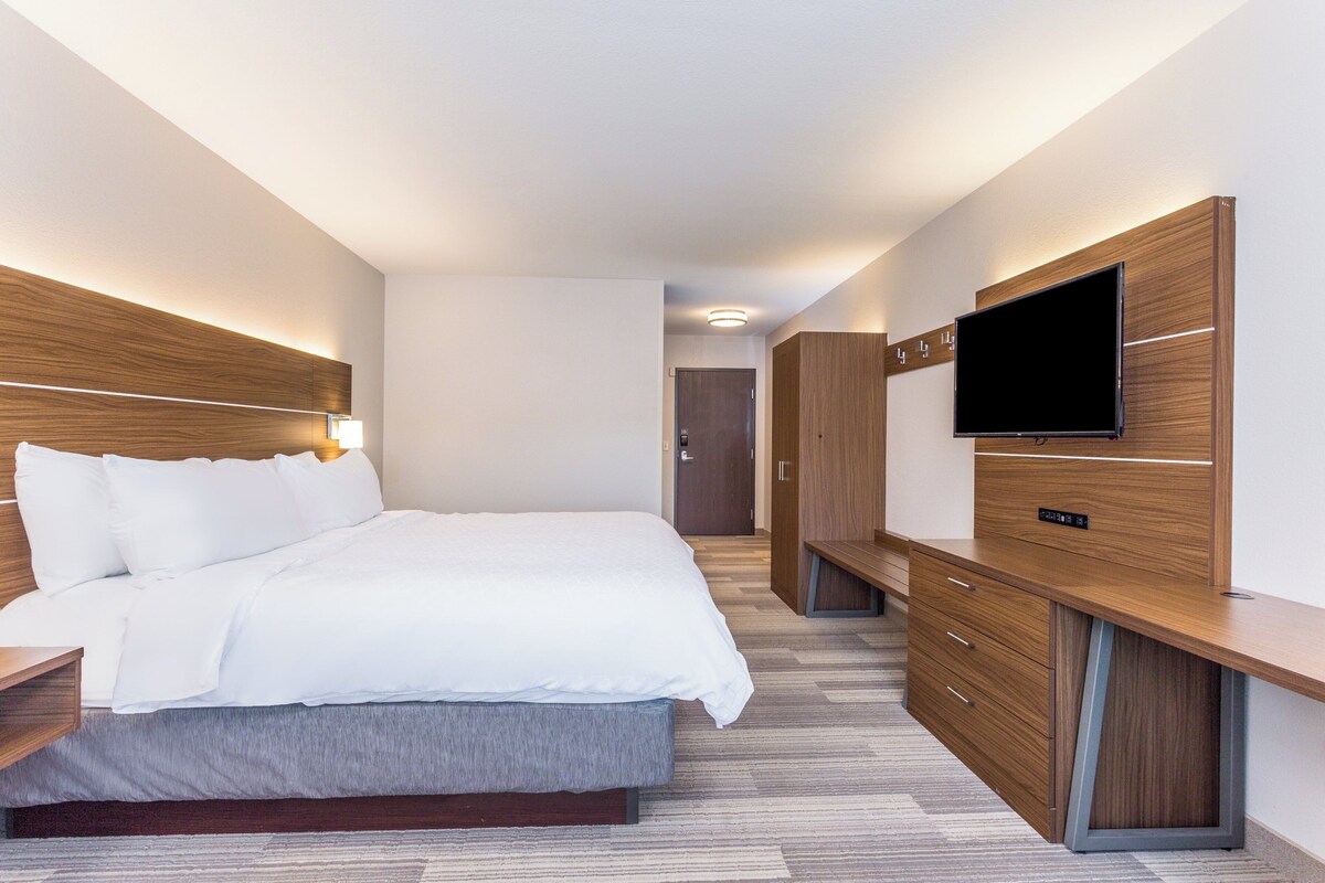 In-room safe, desk, laptop workspace, iron/ironing board