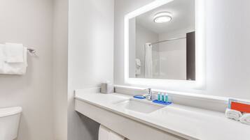 Combined shower/bathtub, free toiletries, hair dryer, towels