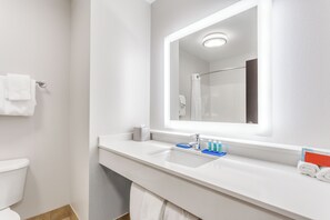Een bad/douchecombinatie, gratis toiletartikelen, een haardroger