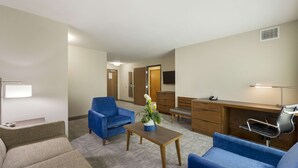 Suite, 1 kingsize-seng, ikke-røyk, kjøleskap og mikrobølgeovn (with Single Sofabed)